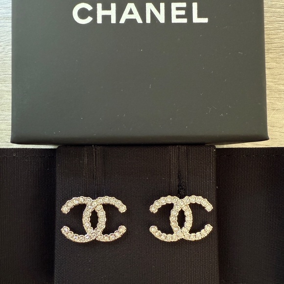Chanel SS 25 25P CC Logo Gold Tone Dore Metal Crystal Strass Stud Earrings NWT - Picture 1 of 14